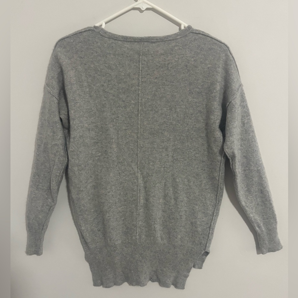 Women’s Cashmere Saks Fifth Avenue Gray Crew Neck Sweater Size Medium - Picture 4 of 4